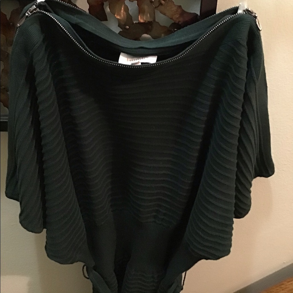 Short sleeve light sweater with tie waist